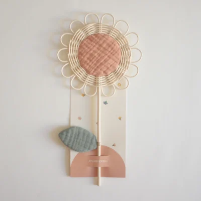 Pequeña margarita con hoja