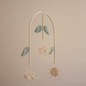 Movil flores ratan y hojas