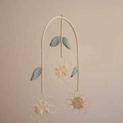 Movil flores ratan y hojas